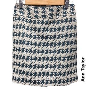 ANN TAYLOR houndstooth pencil skirt in dark green and cream + size 6P
